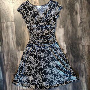 Curve hugging black and white floral dress by London Times  Size 10 EUC